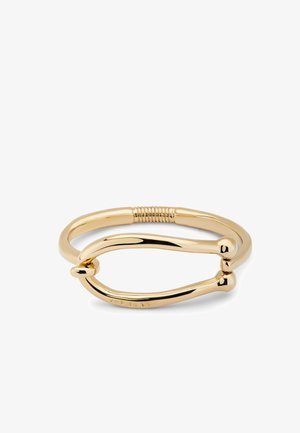 Bracelet jonc en métal doré présentant un design lisse et arrondi, une forme entrelacée, avec une texture torsadée et des détails de gravure subtils.