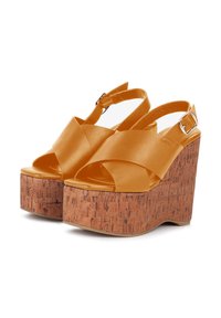 Sandali wedge arancioni in satin con cinturini incrociati e una piattaforma in sughero. Chiusura con fibbia alla caviglia, texture liscia sulla parte superiore.