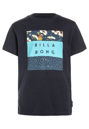 Sort t-shirt med korte ærmer med en rektangulær grafik, der viser blomster-, fugle- og abstrakte mønstre samt teksten "Billabong" i midten.