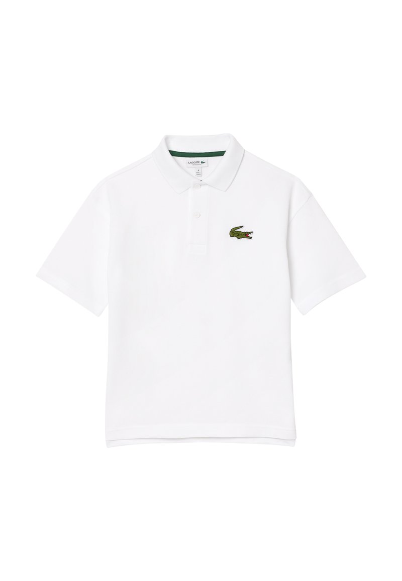 Polo shirt blanc en coton, avec un logo crocodile brodé vert sur la poitrine gauche et un design de col classique.