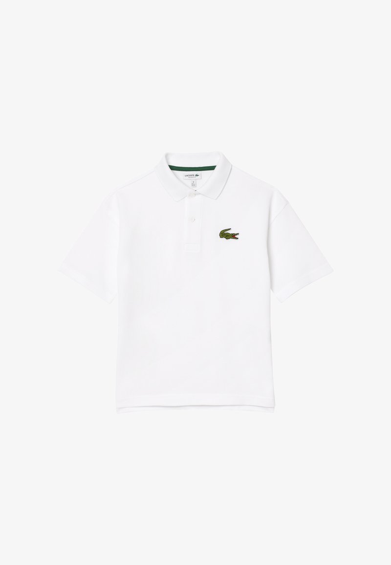 Weißes Poloshirt aus Baumwolle mit grünem, gesticktem Krokodil-Logo auf der linken Brust und klassischem Kragendesign.