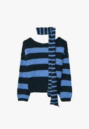 Gestrickter Pullover mit dunkelblauen und hellblauen horizontalen Streifen, mit einem passenden gestreiften Schal, der am Ausschnitt befestigt ist.