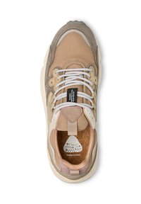 Sneaker in Beigetönen und Grautönen, mit einer Kombination aus Wildleder und Textilmaterialien, runder Zehenform, gepolstertem Fußbett und weißen Schnürsenkeln.