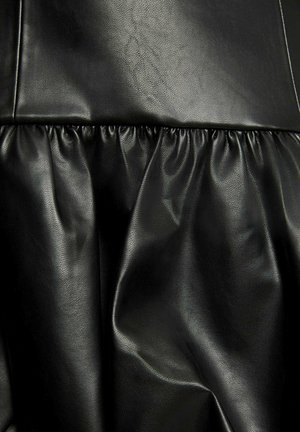 Tissu en cuir synthétique noir avec des détails froncés, présentant une texture lisse et un léger brillant, mettant en valeur des plis froissés et un drapé doux.