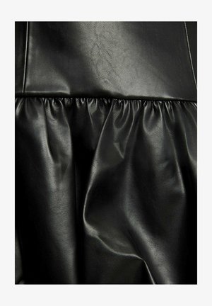 Tessuto in pelle sintetica nera con dettagli arricciati, caratterizzato da una superficie liscia e da una leggera lucentezza, che mostra pieghe arricciate e una morbida caduta.