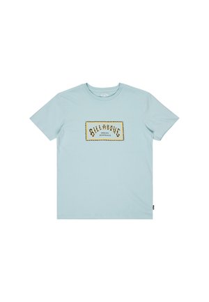 Himmelblaues Baumwoll-T-Shirt mit einem rechteckigen, bedruckten Label in Gold und Schwarz, mit dem Text "BILLABONG" und "SINCE 1973". Klassisches Rundhals-Design.
