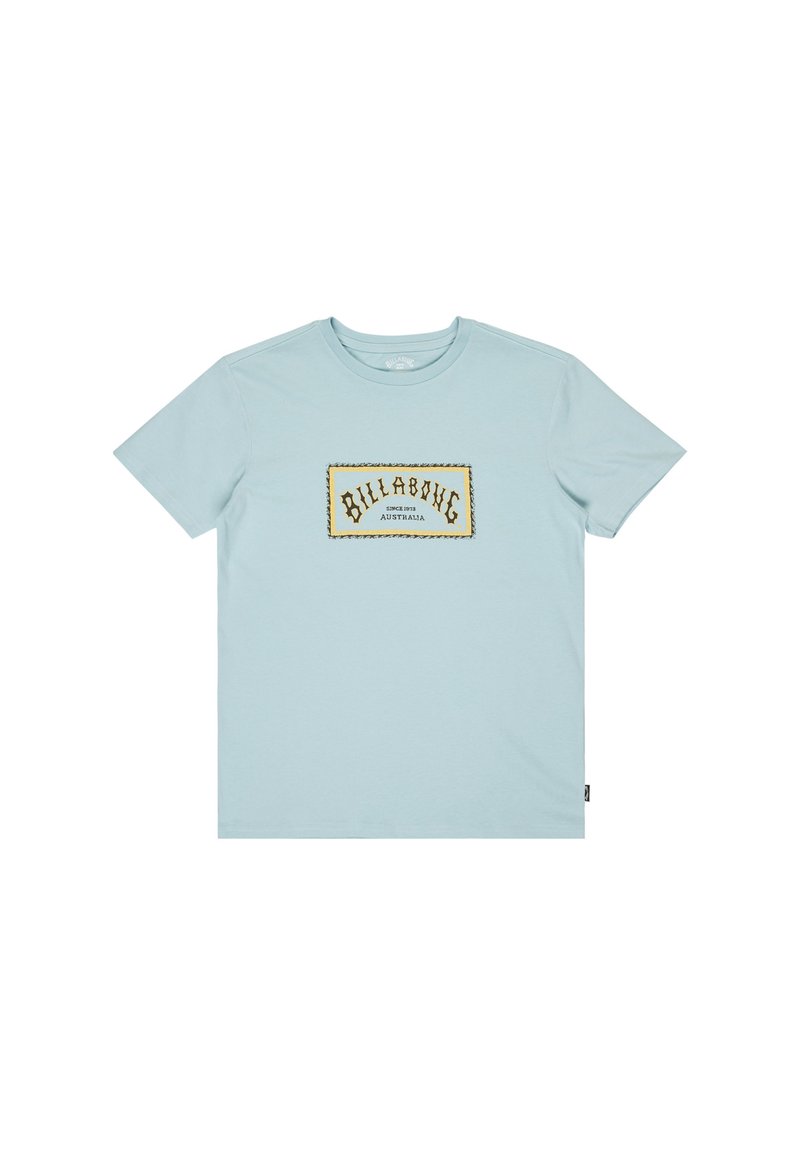 Himmelblaues Baumwoll-T-Shirt mit einem rechteckigen, bedruckten Label in Gold und Schwarz, mit dem Text "BILLABONG" und "SINCE 1973". Klassisches Rundhals-Design.