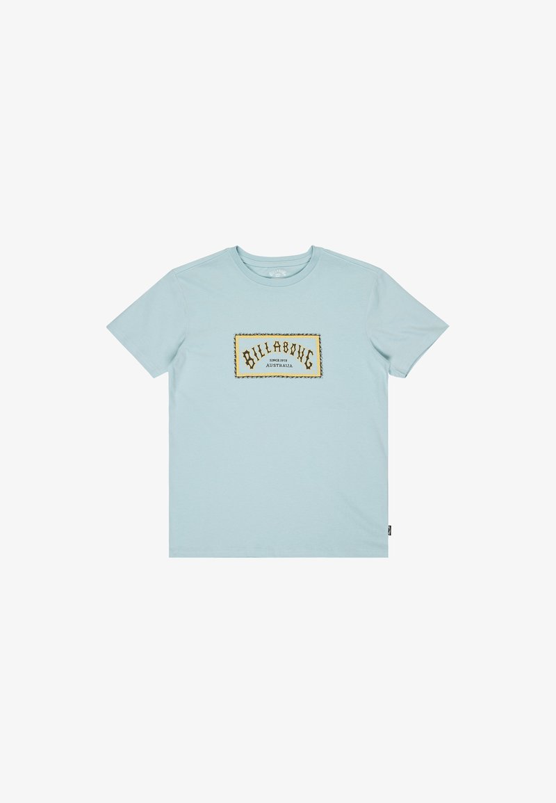 Svetlo modré bavlnené tričko s obdlžníkovou potlačenou nálepkou v zlatej a čiernej farbe s textom "BILLABONG" a "SINCE 1973". Klasický dizajn s okrúhlym výstrihom.