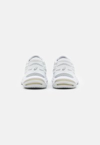 ASICS GEL BEYOND 6 - Sapatilhas de andebol - white/pure silver