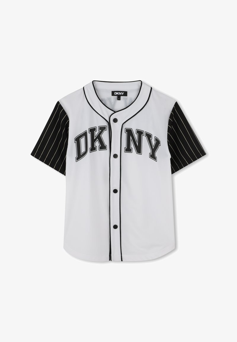 T-shirt blanc à manches courtes avec des manches à rayures noires, arborant le logo "DK NY", avec un bouton sur le devant et un bord noir contrastant le long de l'encolure.