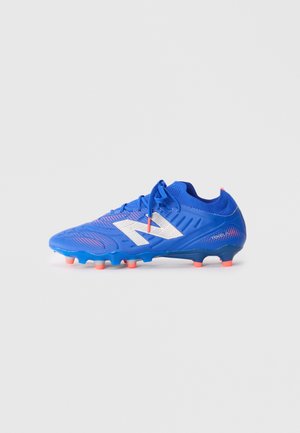 Crampon de football bleu avec une surface texturée, logo d'accent blanc et crampons orange. Dispose d'un design à lacets et d'un ajustement serré.