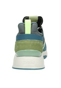 Baskets au design structuré, avec une tige en mesh bleu, des accents en suède vert, un dos noir et une semelle en caoutchouc blanc. Détails néon audacieux présents.