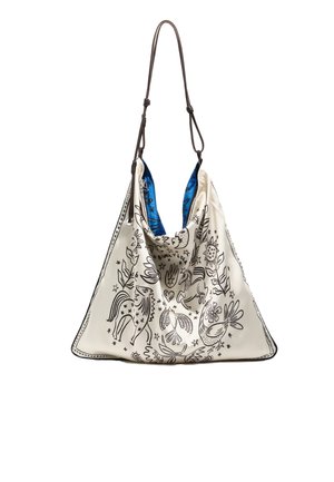 Biała skórzana torba z czarnymi, ilustrowanymi wzorami zwierząt i roślin, z niebieskim wnętrzem i brązowym paskiem. Obszerny, luźny kształt.
