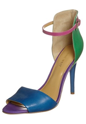 Sandale à talons hauts multicolore avec une bride à la cheville. Dotée de cuir bleu, violet, vert et rose ; bout ouvert ; finition texturée.