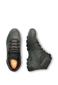 Scarpe da trekking nere con una parte superiore in pelle e tessuto, dettagli testurizzati, lacci robusti e una suola in gomma resistente con scanalature profonde.