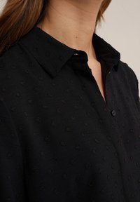 WE Fashion Užsagstoma palaidinė - black