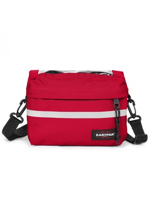 Kompakt rød Eastpak skuldertaske med en horisontal hvid stribe, sort justerbar rem, lynlås og brandlogo patch foran.