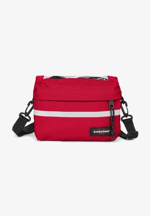 Kompaktowa czerwona torba na ramię Eastpak z poziomym białym paskiem, czarnym regulowanym paskiem, suwakiem i naszywką z logo marki z przodu.