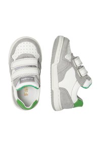 Scarpe da ginnastica grigie e bianche con doppie cinghie in velcro, texture in suede, punta perforata, accento verde sul tallone, suola in gomma e collo imbottito.