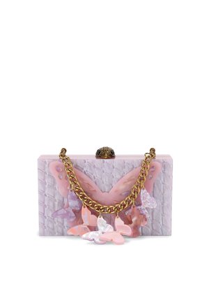 Pochette rectangulaire lavande avec texture embossée, bandoulière chaîne dorée et ornements papillons roses et violets sur le devant.