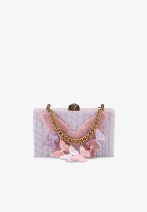 Rechthoekige lavendelkleurige clutch met reliëfstructuur, gouden kettingriem en roze, paarse vlinderversieringen aan de voorkant.