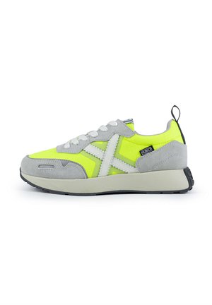 Scarpa atletica giallo neon e grigia con tomaia in tessuto liscio, dettagli in camoscio, lacci bianchi e suola in gomma testurizzata.