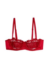 Soutien-gorge en satin rouge avec bonnets transparents en dentelle à motifs floraux, bretelles réglables et armatures structurées.