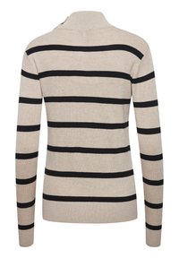 Maglione beige a maglia con strisce orizzontali nere, dotato di un colletto alto e maniche lunghe. Texture morbida e design aderente.