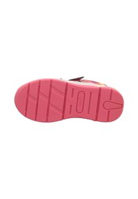 Rosa Gummisohle des Schuhs mit rutschfester Profilgestaltung, ausgestattet mit einer strukturierten Oberfläche und einem Markenlabel "superfit" in der Nähe der Ferse.
