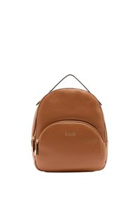 Zaino in pelle marrone con design arrotondato, tasca frontale con zip e manico superiore. Presenta una finitura testurizzata e un logo sulla parte anteriore.