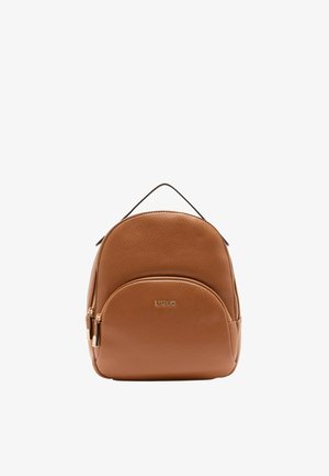 Sac à dos en cuir brun avec un design arrondi, poche avant zippée et poignée sur le dessus. Dispose d'une finition texturée et d'un logo à l'avant.