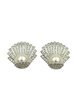 Ohrringe in Silberoptik mit Muschel-Design, die eine zentrale Perle enthalten und mit kleinen klaren Strasssteinen für zusätzlichen Glanz verziert sind.