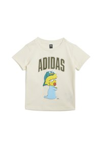 Crème-kleurige katoenen t-shirt met een blauwe cartoonfiguur met een groene pet en een roze fopspeen; "ADIDAS" logo in donkergroen erboven.
