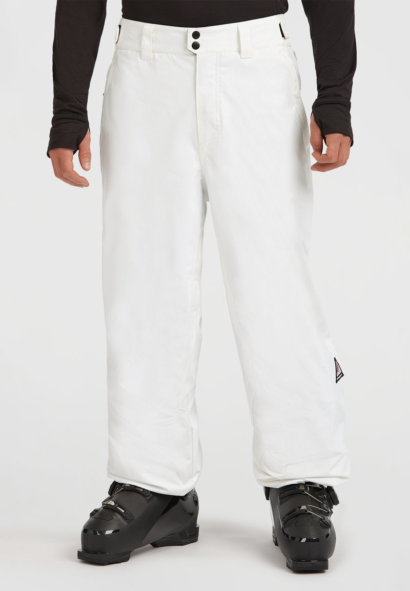 Pantalones de esquí blancos hechos de material impermeable, con un corte relajado, cierre de botón y un pequeño parche de logo en la parte inferior de la pierna.