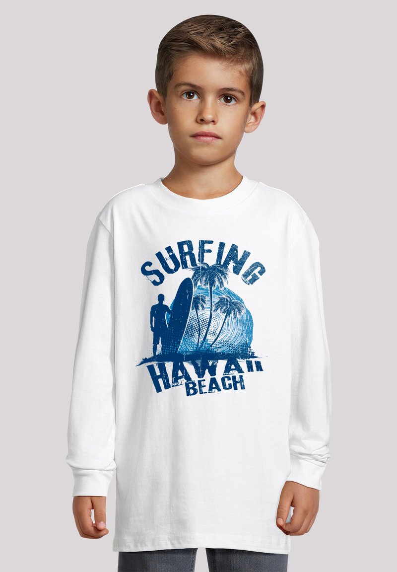 Weißes Langarm-T-Shirt mit einem blauen Surf-Grafikdesign, das Palmen und den Text "SURFING HAWAII BEACH" zeigt. Schlichtes Rundhalsdesign.