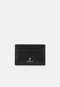 Czarny skórzany portfel na karty z wieloma slotami, z tłoczonym na złoto logo "FURLA" na środku. Gładka faktura, minimalistyczny design.