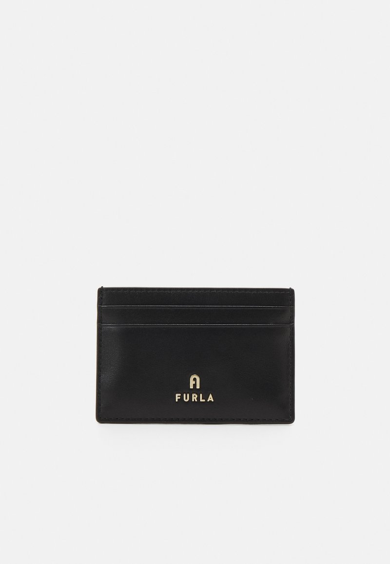 Czarny skórzany portfel na karty z wieloma slotami, z tłoczonym na złoto logo "FURLA" na środku. Gładka faktura, minimalistyczny design.