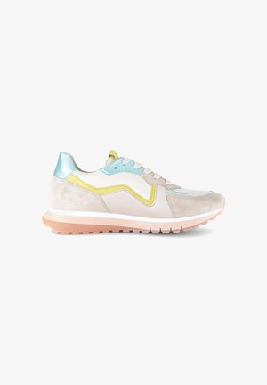Casual sneaker met beige suède, wit leer, gele en lichtblauwe accenten, vetersluiting en een perzikkleurige rubberen zool.