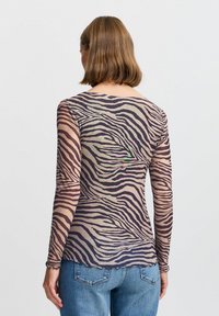 Langærmet mesh top med en beige bund og mørkebrune zebra-striber, rund halsudskæring og bølget kant.