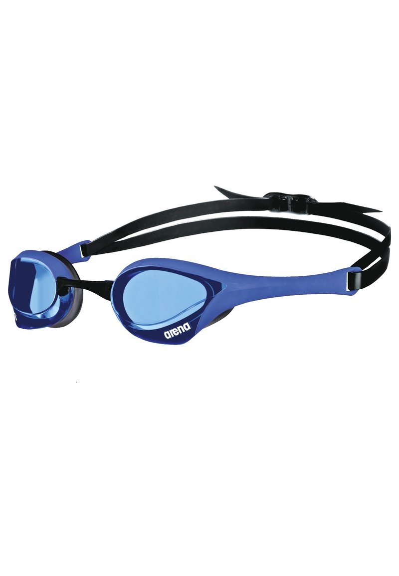 Maschera da nuoto blu con guarnizioni nere morbide e cinghie regolabili. Le lenti curve offrono una visibilità chiara; logo mostrato su un lato.