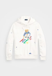 Vit hoodie med en teddybjörnsgrafik i en färgglad outfit, "Polo" text i röd, grön och gul, med färgst änk accenter.