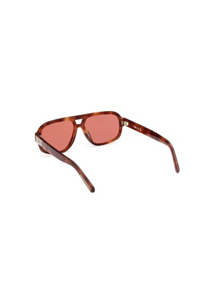 Occhiali da sole tartaruga con lenti rosa, caratterizzati da una montatura rettangolare e aste sottili. Il design notevole include il logo sulla tempia.