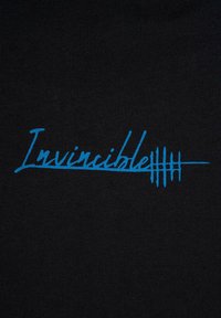 Czarna koszulka z wyraźnym niebieskim graficznym wzorem z napisem "Invincible" w stylu kursywy, podkreślonym liniowymi elementami.