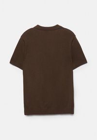 Chemise en maille marron à manches courtes avec un col rond, vue de dos sur un fond blanc uni.