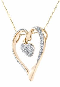 Ciondolo a forma di cuore in oro con un cuore più piccolo all'interno, decorato con pietre preziose trasparenti e dettagli intricati sui bordi e sulla catena.