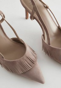 Next FOREVER COMFORT FRINGE SLINGBACK REGULAR FIT - Klasične cipele s visokom petom - sand