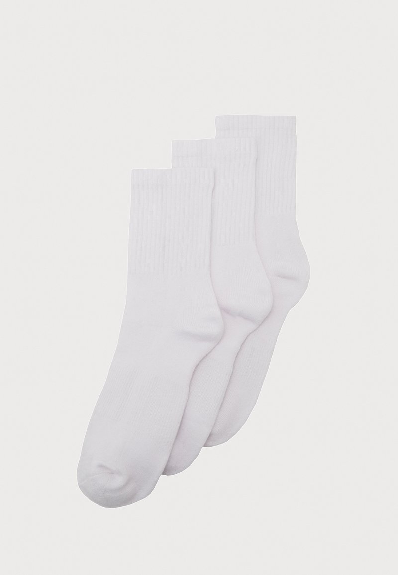Weißes Baumwollsocken, geripptes Design, mittellange Höhe bis zur Wade, mit nahtlosem Zehenbereich und glatter Textur. Verkauft im Set von drei Paaren.