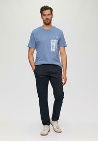 s.Oliver MIT FLAMMSTRUKTUR - T-shirt print - hellblau