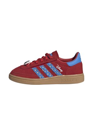 Czerwony but sportowy Adidas z niebieskimi paskami w stylu piłki nożnej, gumową podeszwą, logo Disneya po boku oraz niebieską pętelką na pięcie.