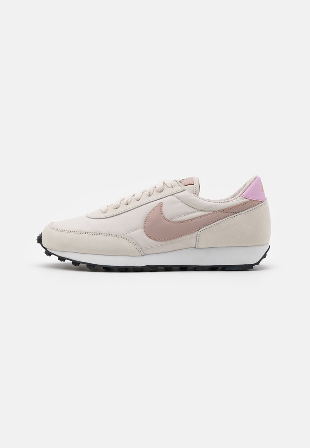 DAYBREAK - Trainers - light orewood brown/metallic red bronze/black/light arctic pink/summit white